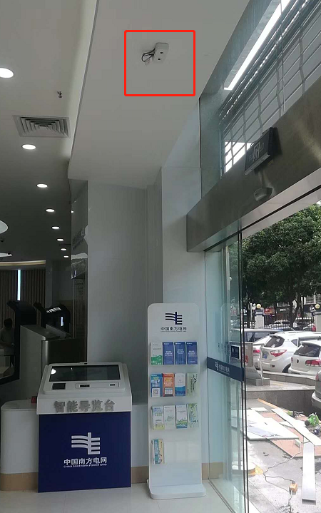客流统计摄像机安装在入口处